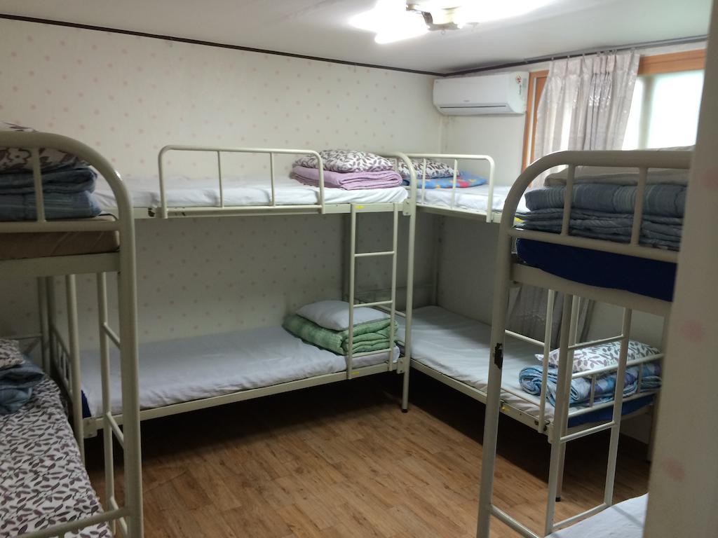 Chingu Guesthouse Hongdae Сеул Номер фото