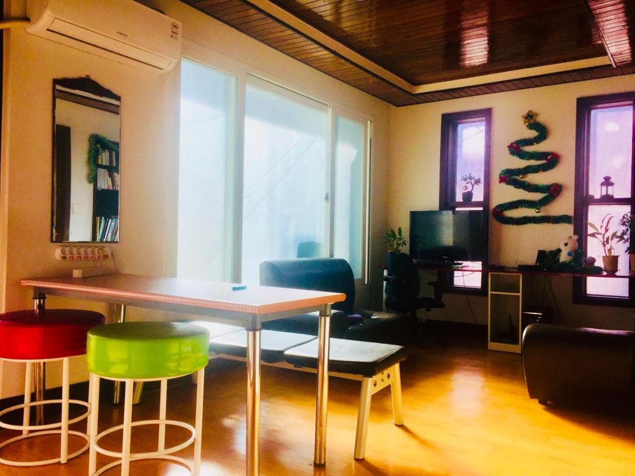 Chingu Guesthouse Hongdae Сеул Экстерьер фото